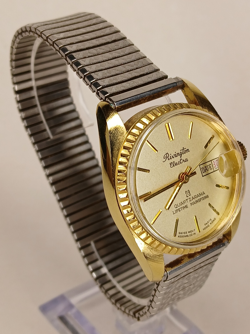 Vintage Rivington Electra Quartzarama Watch Day Date Gold Tone Stretch Band 23